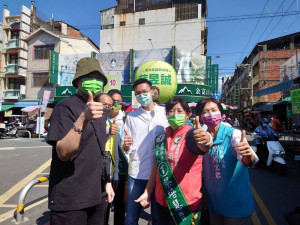 民進黨副秘書長林飛帆陪同催票。