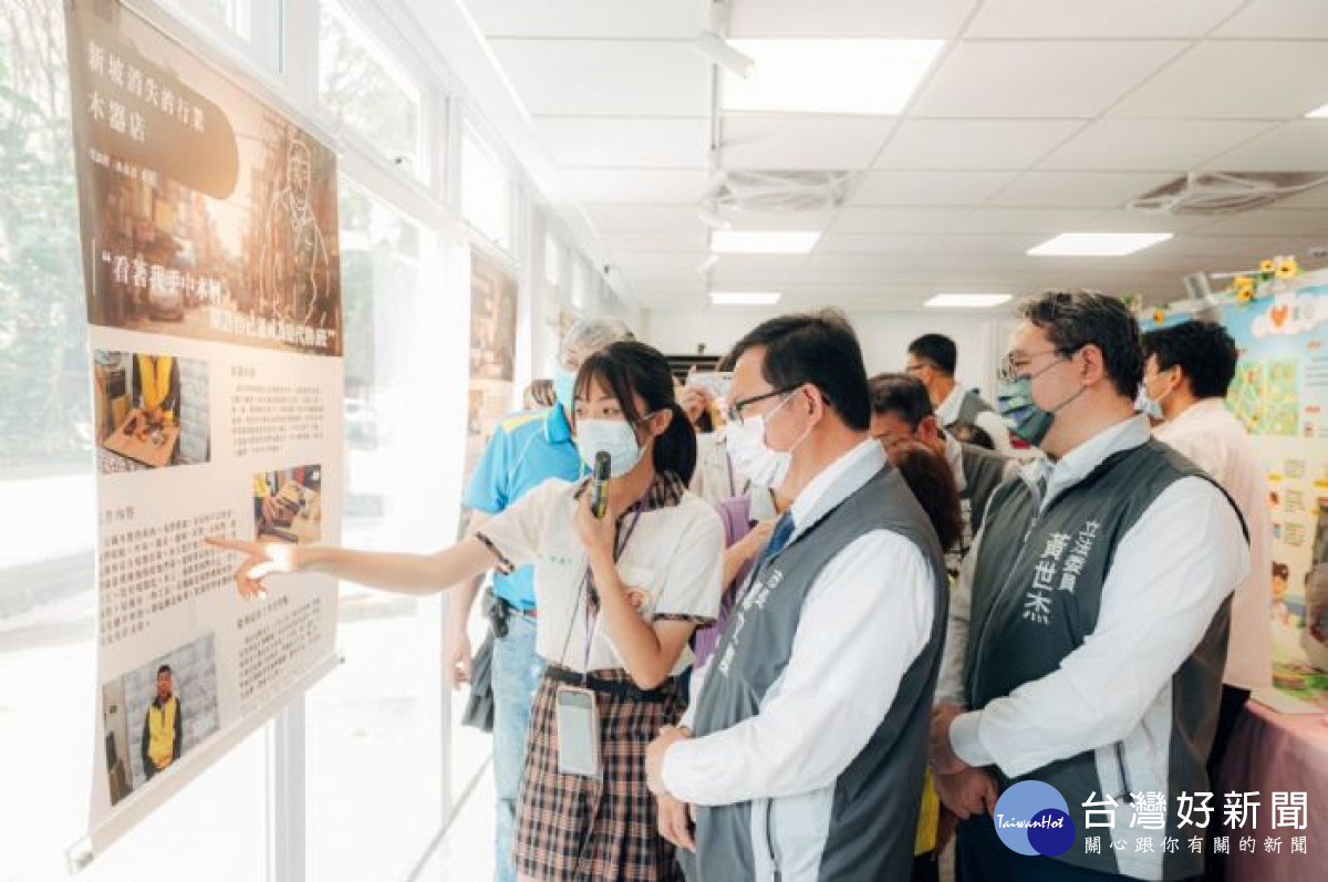 鄭市長在觀音高中同學的帶領下參觀相關展出。