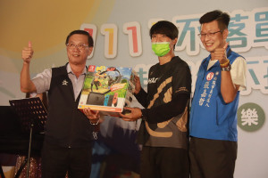 林明溱縣長抽出switch大獎。（記者扶小萍攝）