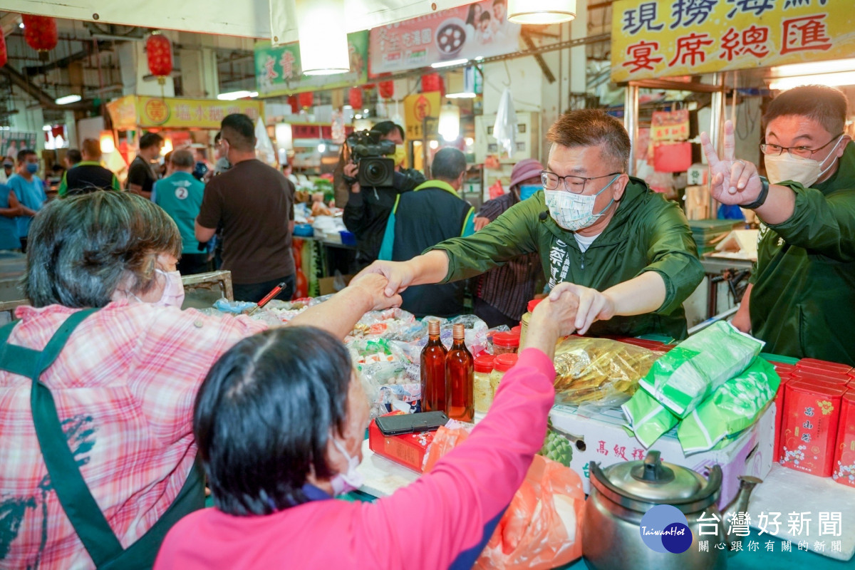 民進黨台中市長候選人蔡其昌回到海線大甲第二公有市場拜票，獲得鄉親朋友熱烈支持。