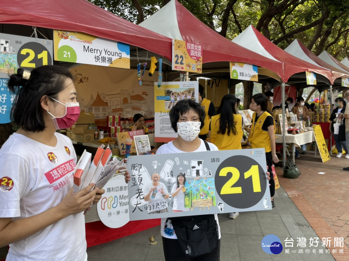 店家賣力拉票行銷自家產品