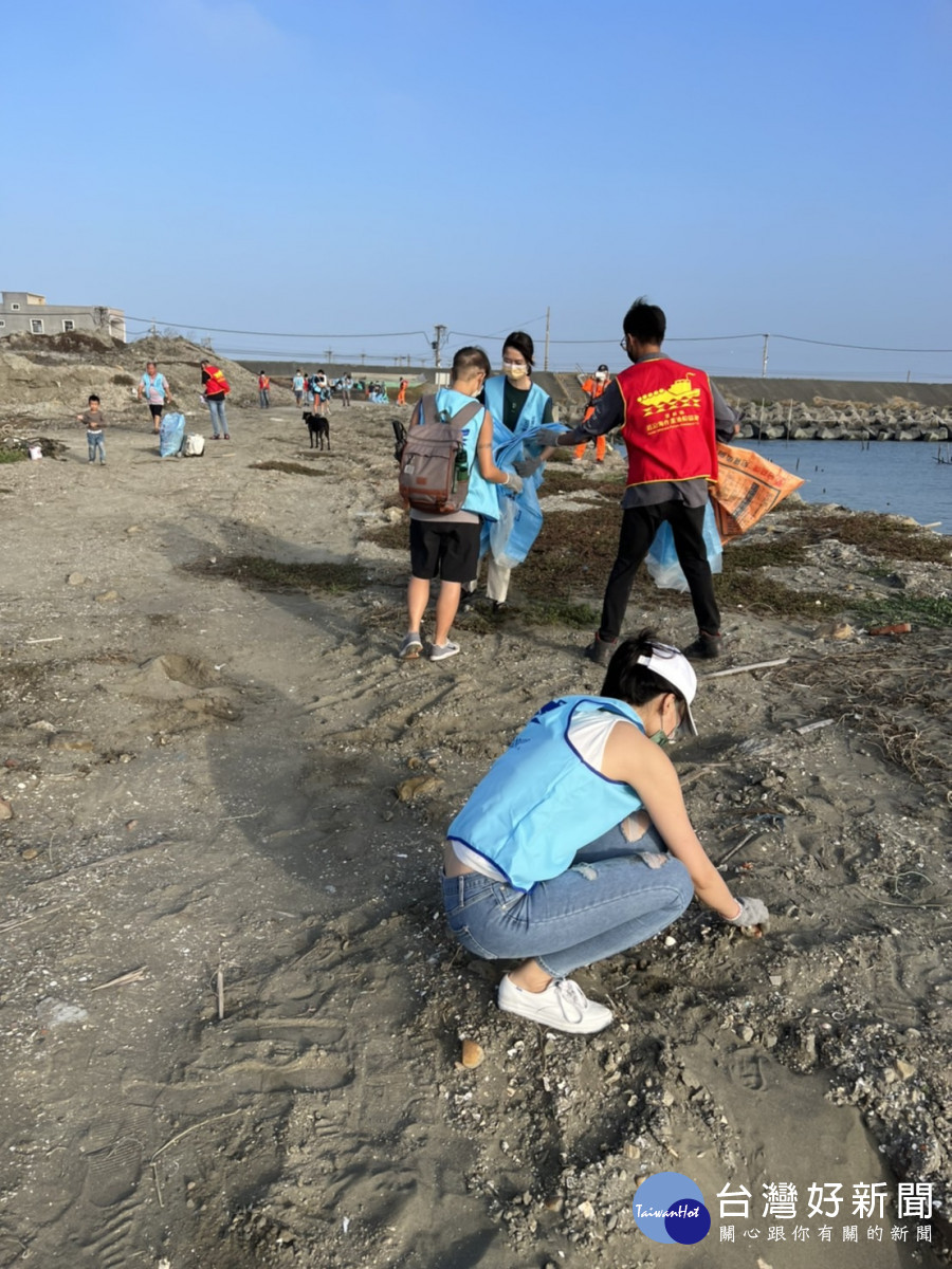 社團法人雲林縣近沿海作業漁船協進會12日下午舉辦「雲友似海-愛護海洋從環保做起淨灘活動暨慈善募款餐會」，允能風力發電也共襄盛舉，除了捐贈款項，也派員參與淨灘活動／陳致愷翻攝