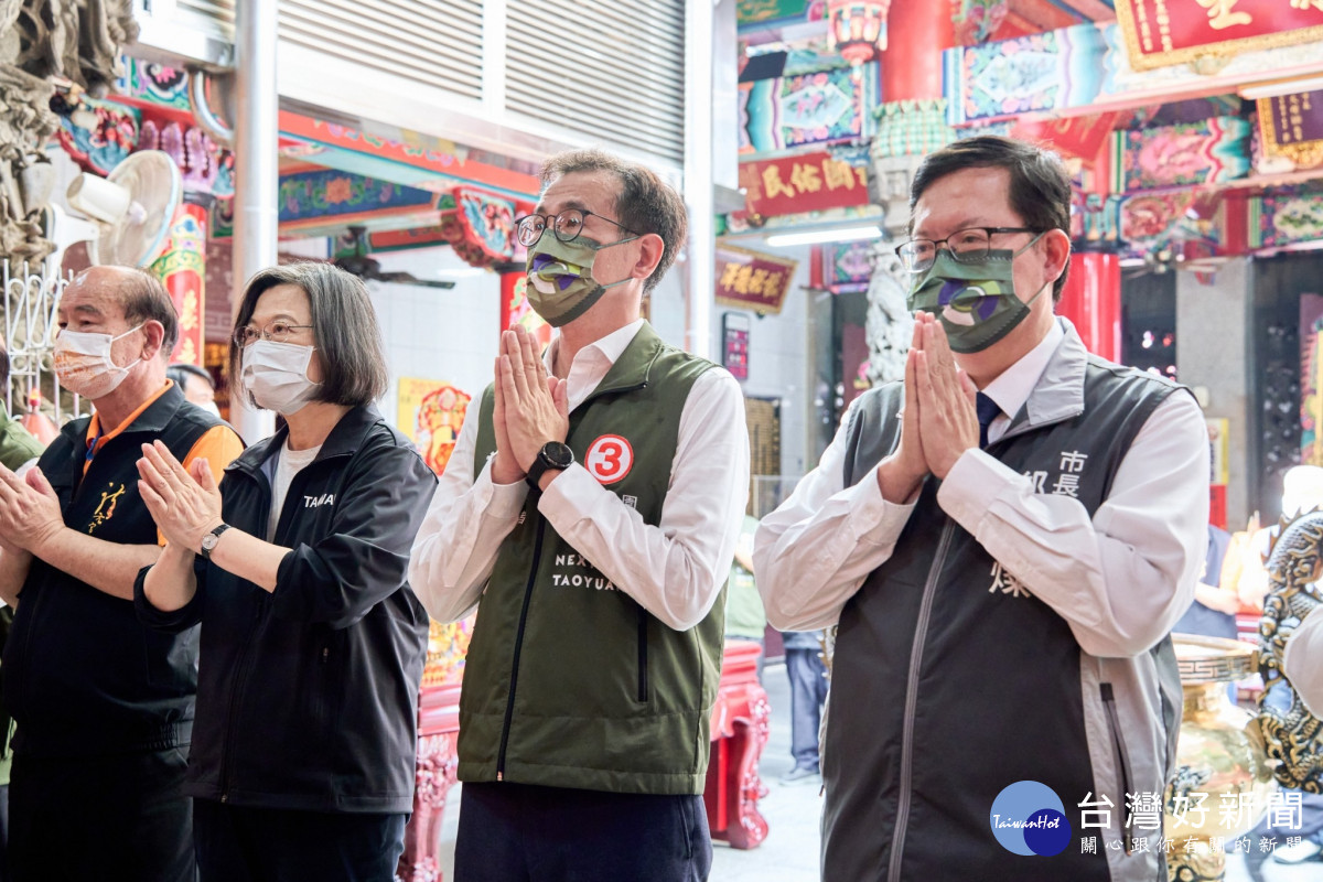 蔡英文總統一到現場先至廟內參拜神農大地，祈求來年一樣能風調雨順、國泰民安。<br /><br />
<br /><br />
