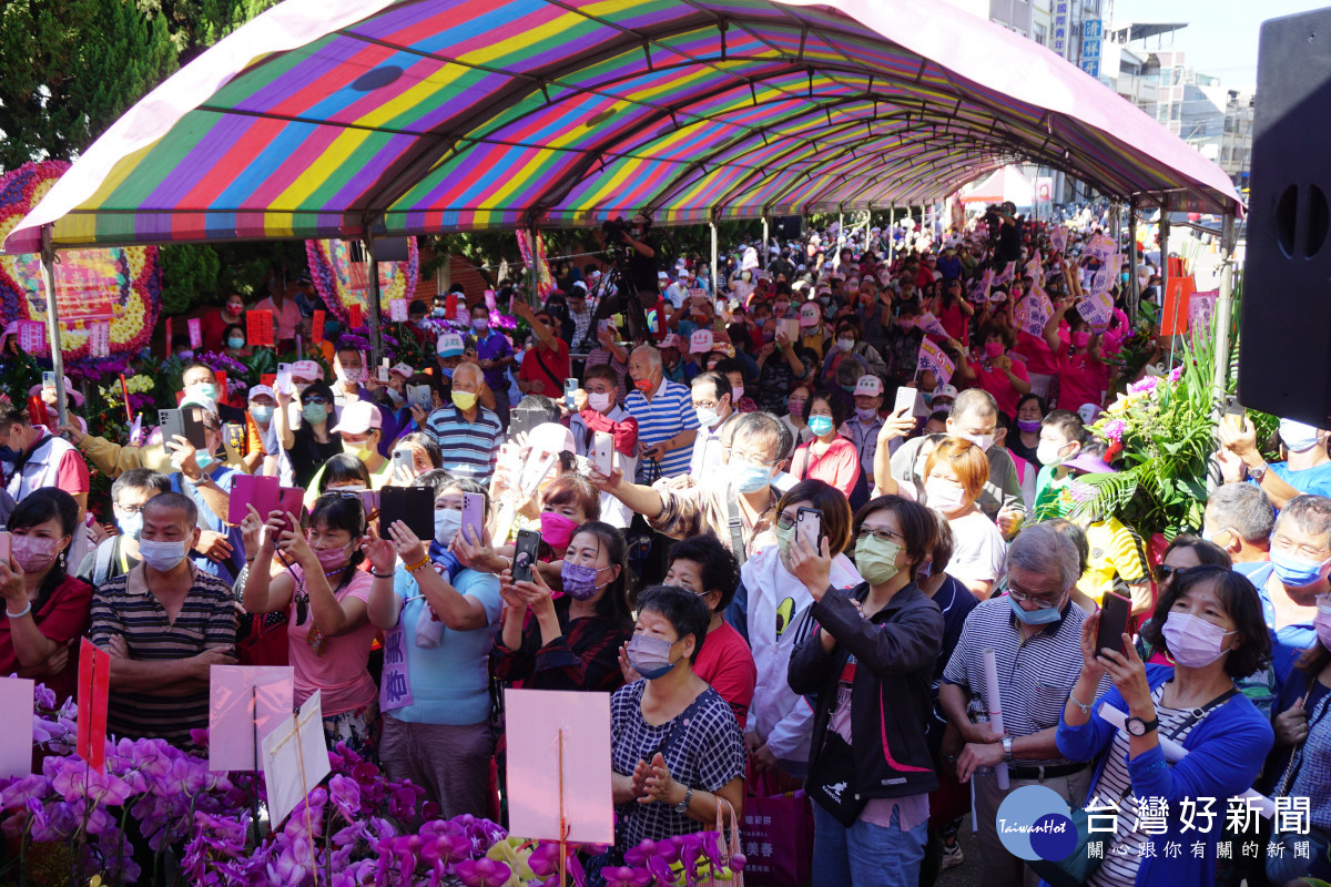 翁美春舉辦競選總部成立音樂會，湧入近2000位鄉親爆棚相挺。