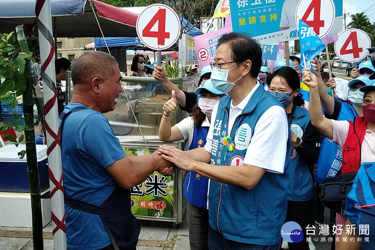 國民黨桃園市長候選人張善政在龍潭區石門登山口拜票爭取民眾支持。