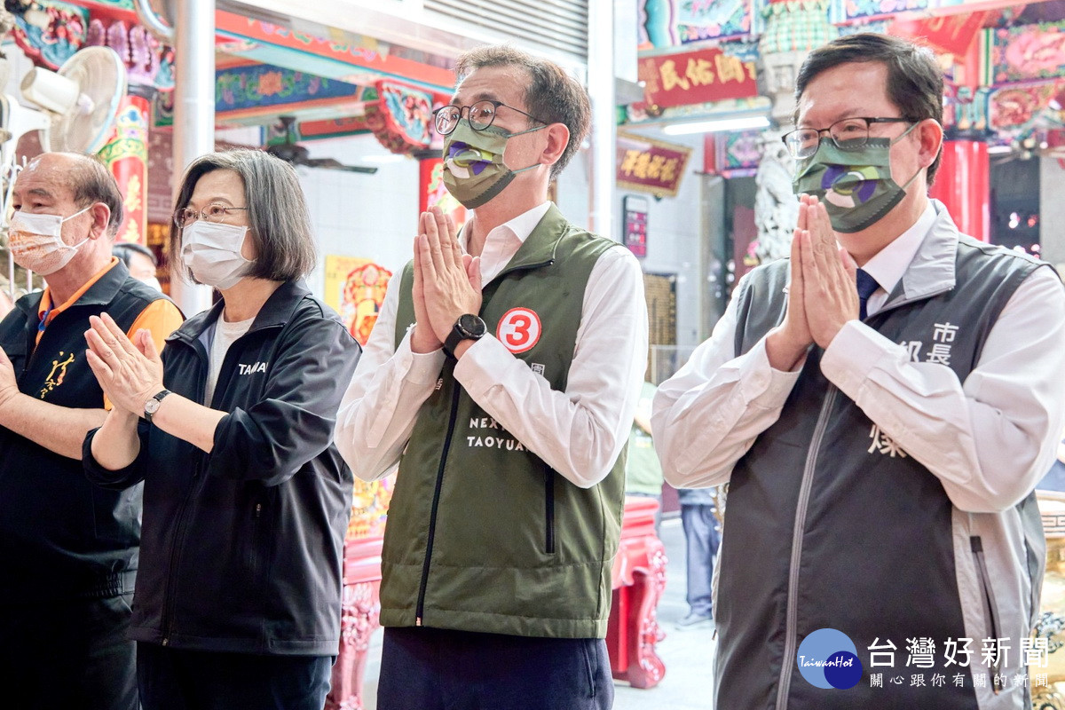 蔡英文總統於龍元宮參香，祈求神農大帝保佑台灣士農工商百業興旺。