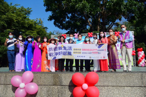 移民節健行野餐並有表演宣導等活動。（縣府提供）