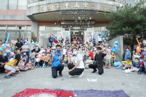 許淑華張嘉哲舉辦活動與大小朋友互動熱鬧。（張嘉哲競總提供）