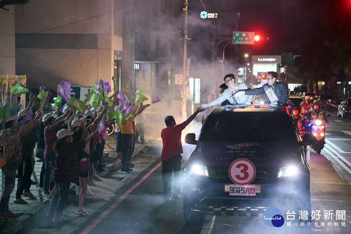 高雄市長陳其邁北上桃園與民進黨園市長候選人鄭運鵬合體，一起車隊掃街拜票。