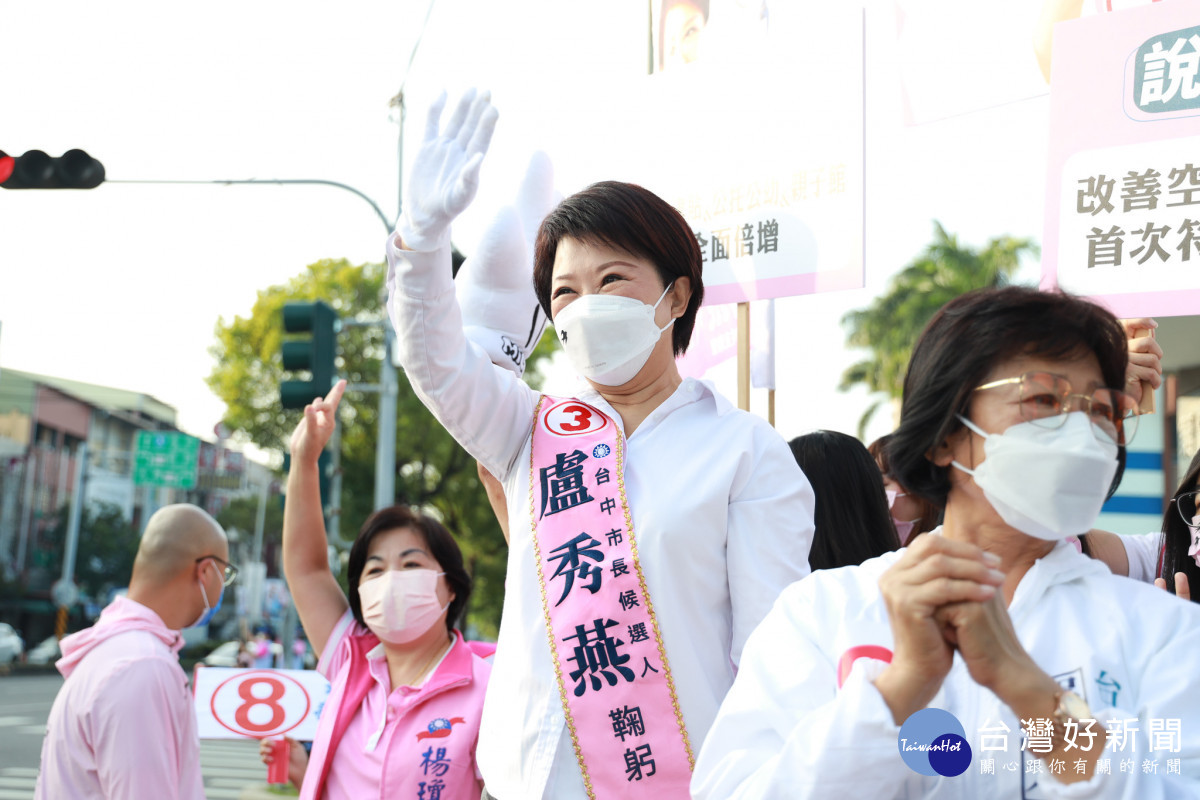 台中市長盧秀燕站上潭子路口向來往辛勞上班打拚的鄉親以及上學的學生族親切問候。