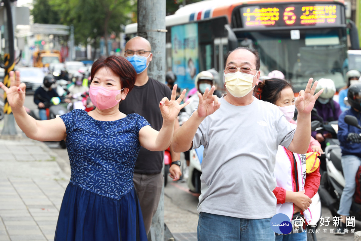 沿路有民眾高舉三號ok的手勢回應。