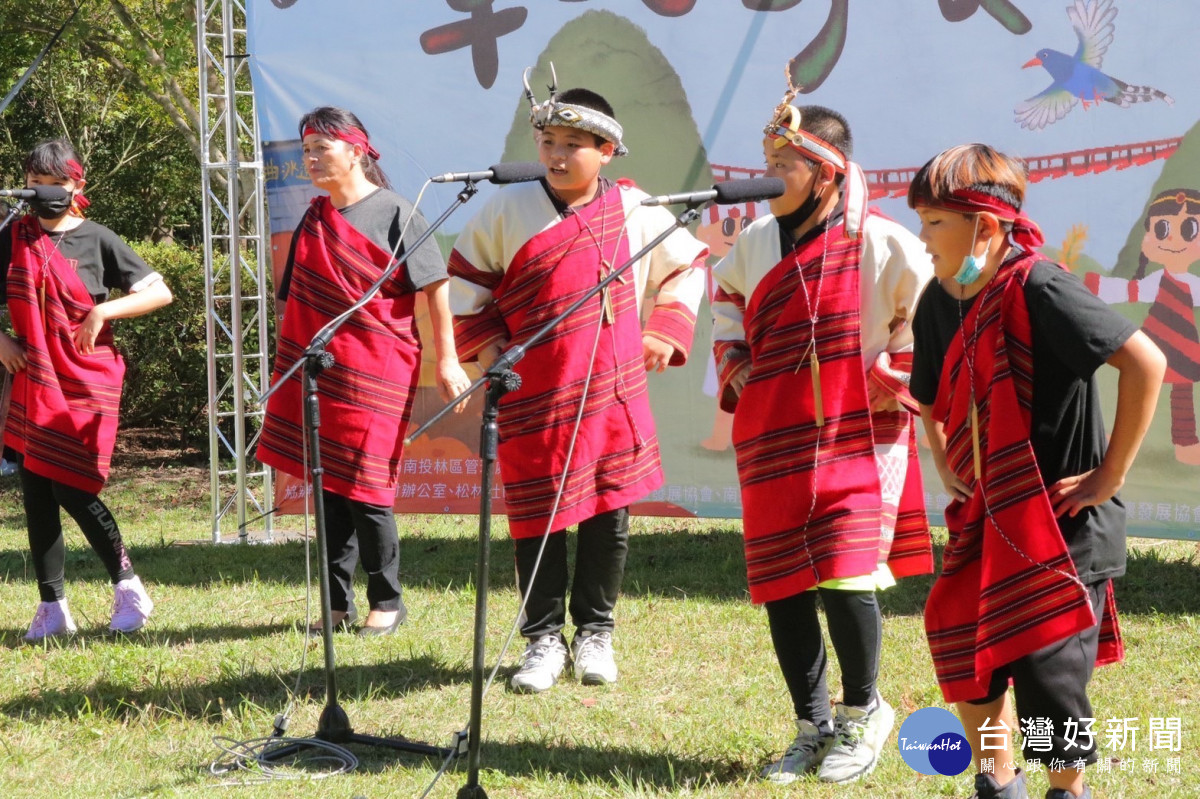 「親愛國小萬大分校口簧琴隊」在「奧萬大部落楓采-草地野餐音樂會」的精彩表演。（圖/嶺東科技大學）