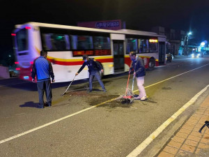 臺西警方與村長合力排除道路污損／警方提供
