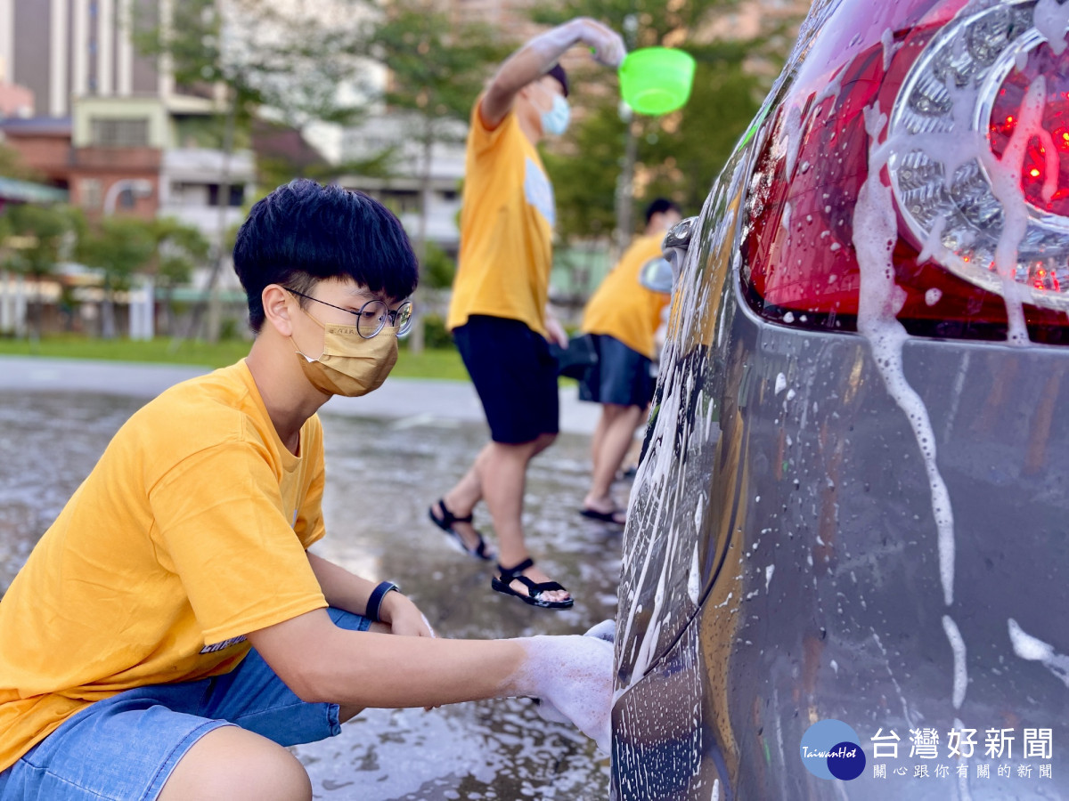 元智學生洗車接力賽 用愛心募善款