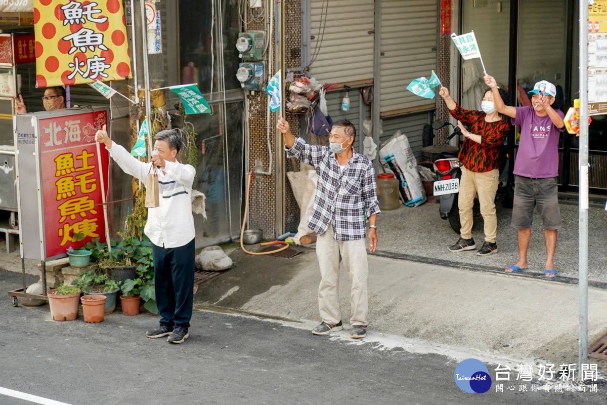 蔡其昌啟動車隊掃街計畫，沿街許多民眾跑出來高舉勝利手勢。