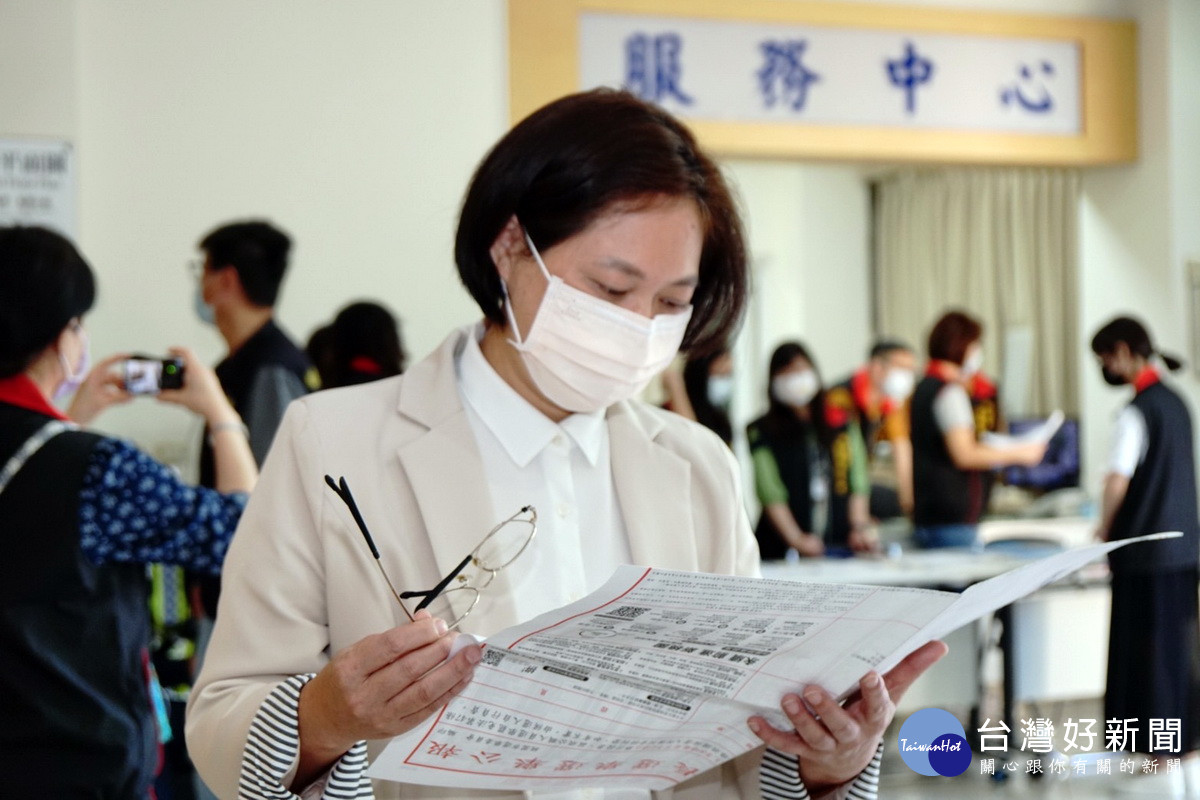 台灣民眾黨桃園市長候選人賴香伶出席公辦政見發表會。