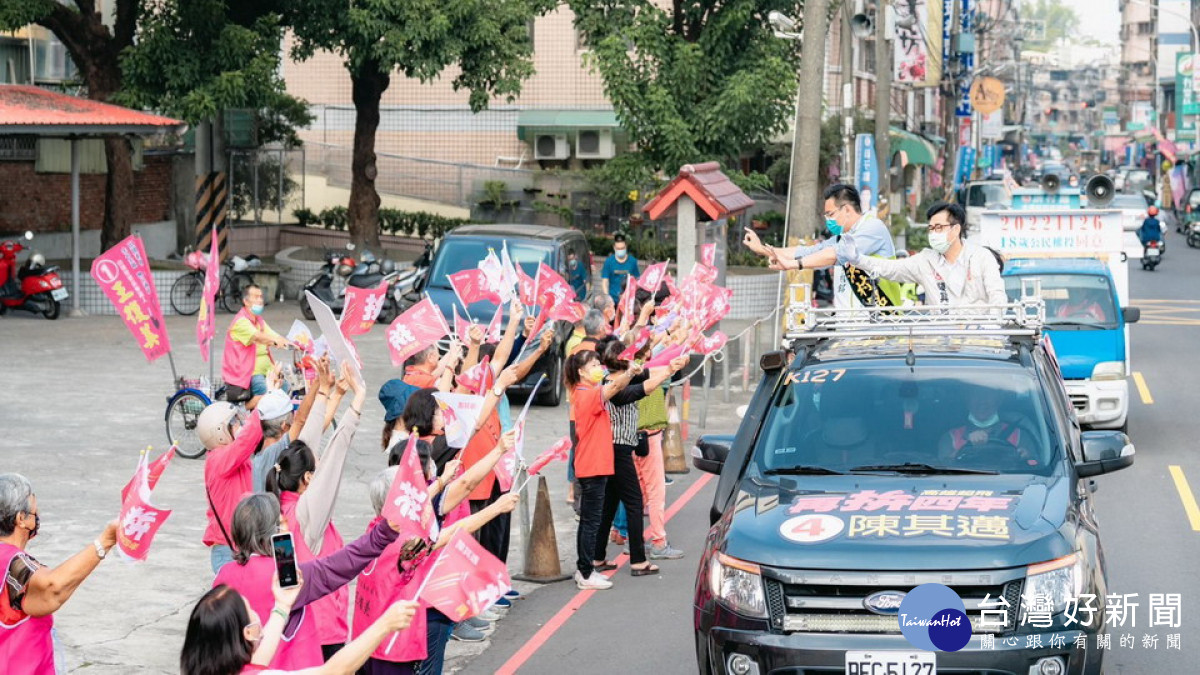 ▲陳其邁排了一整天的馬拉松行程，拉抬民進黨籍的議員候選人。（圖／記者 許高祥 翻攝）