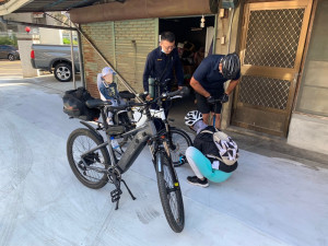 值班警員林峻賢熱心協助民眾檢查輪胎／警方提供