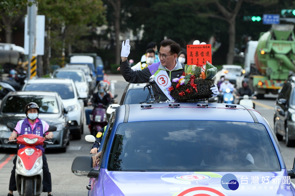 民進黨桃園市長候選人鄭運鵬於中壢區進行車隊掃街拜票。