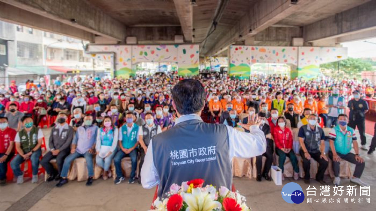 市長向市民朋友說明工程規劃與未來發展。