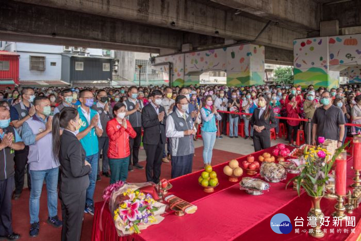 市長與貴賓一同進行祭拜儀式。