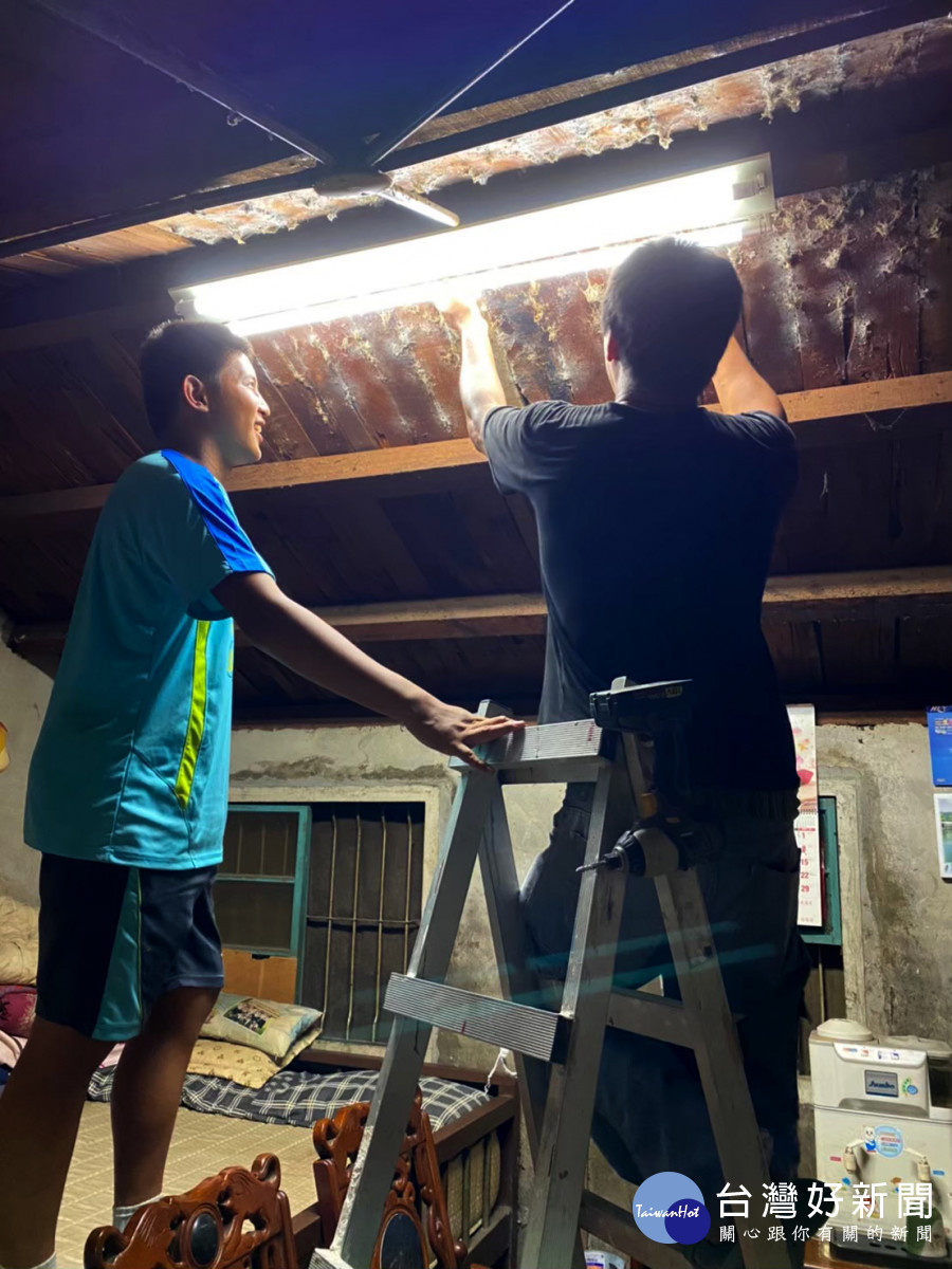 台灣世界展望會提供助學金支持阿彥小兄弟倆求學，更幫他家換成LED節能燈(台灣世界展望會提供)