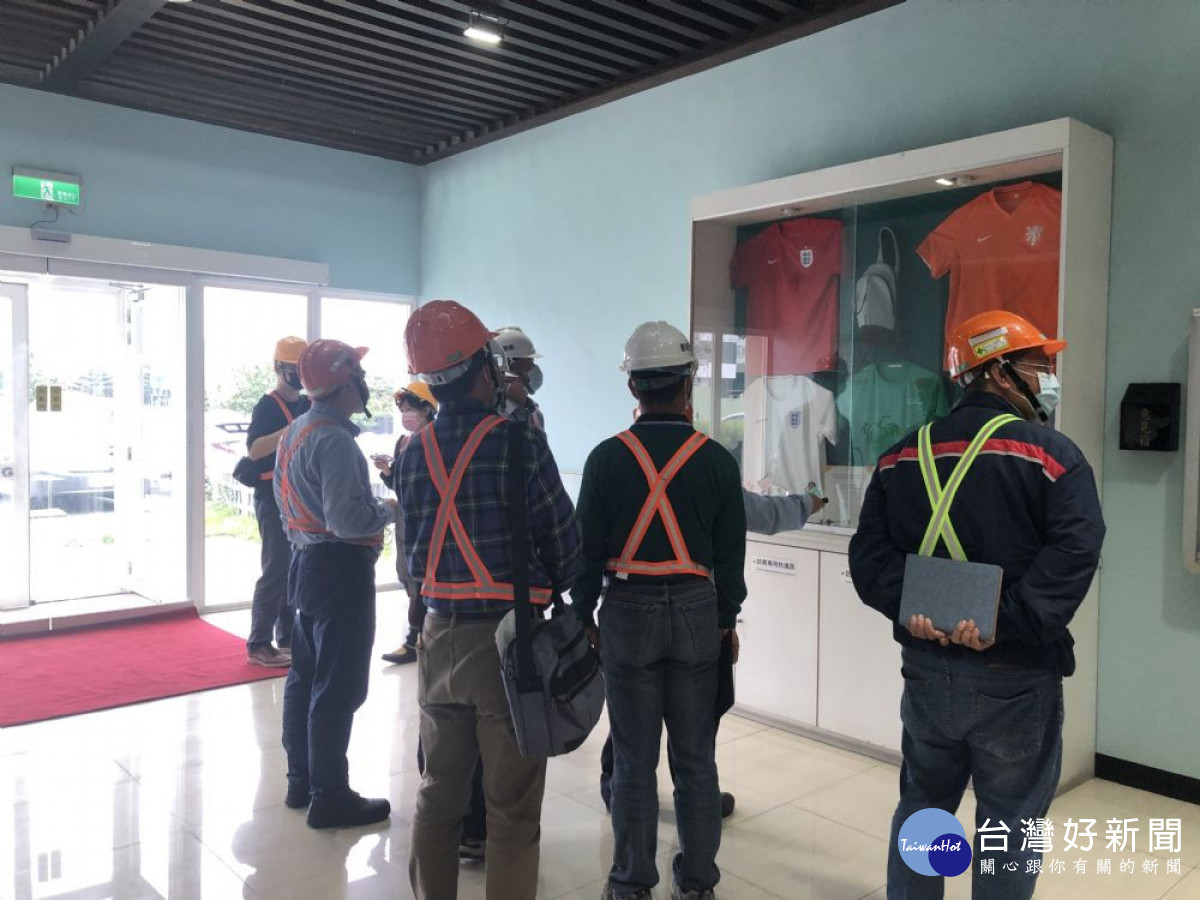 亞東綠材觀音二場現場評鑑寶特瓶再製成品 。<br />
<br />
