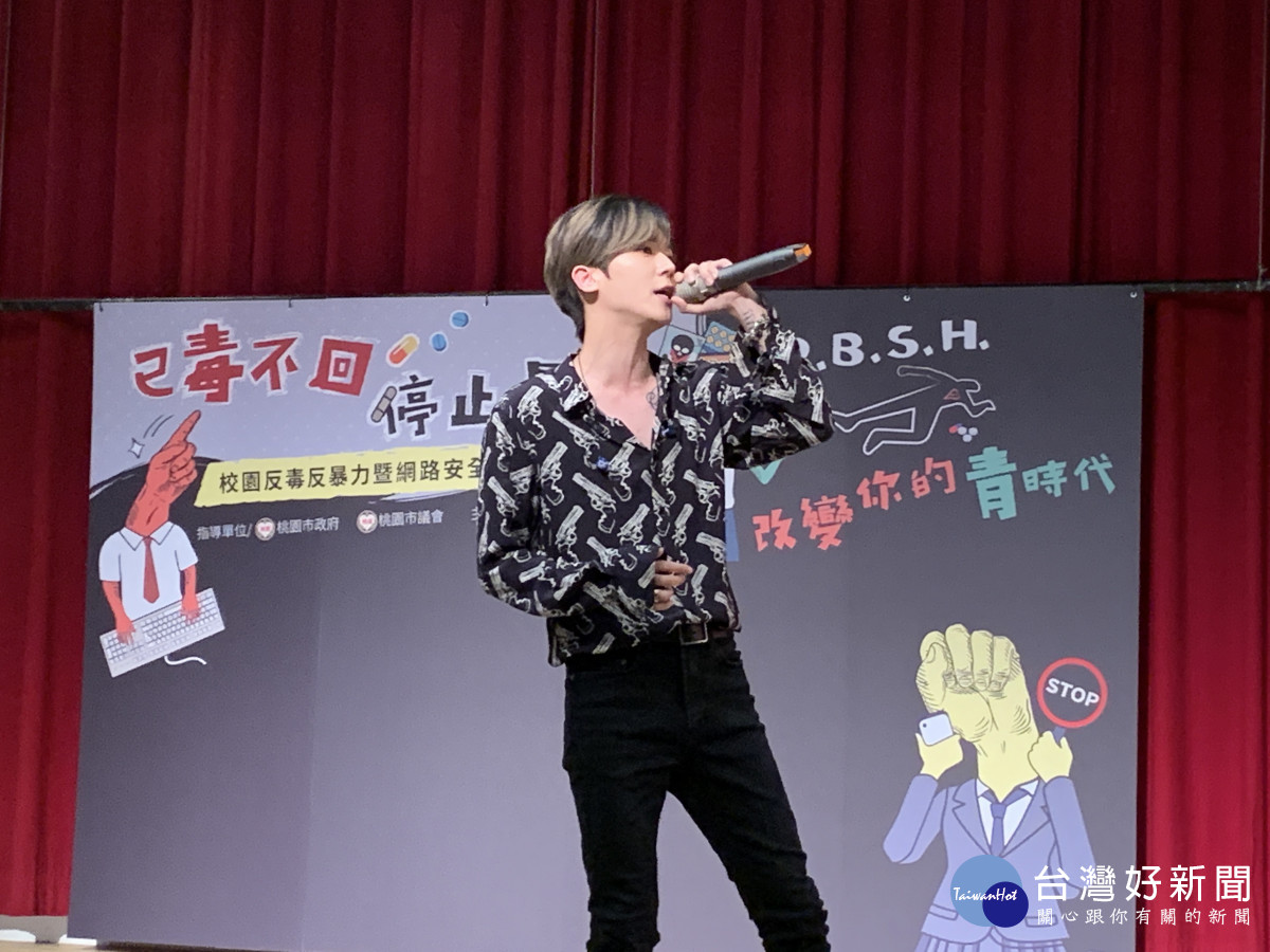 知名藝人畢書盡優美歌聲，獲得師生熱烈回響