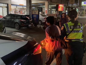 8旬婦騎車尋友迷途，二崙警獲報協助返家/西螺警分局提供
