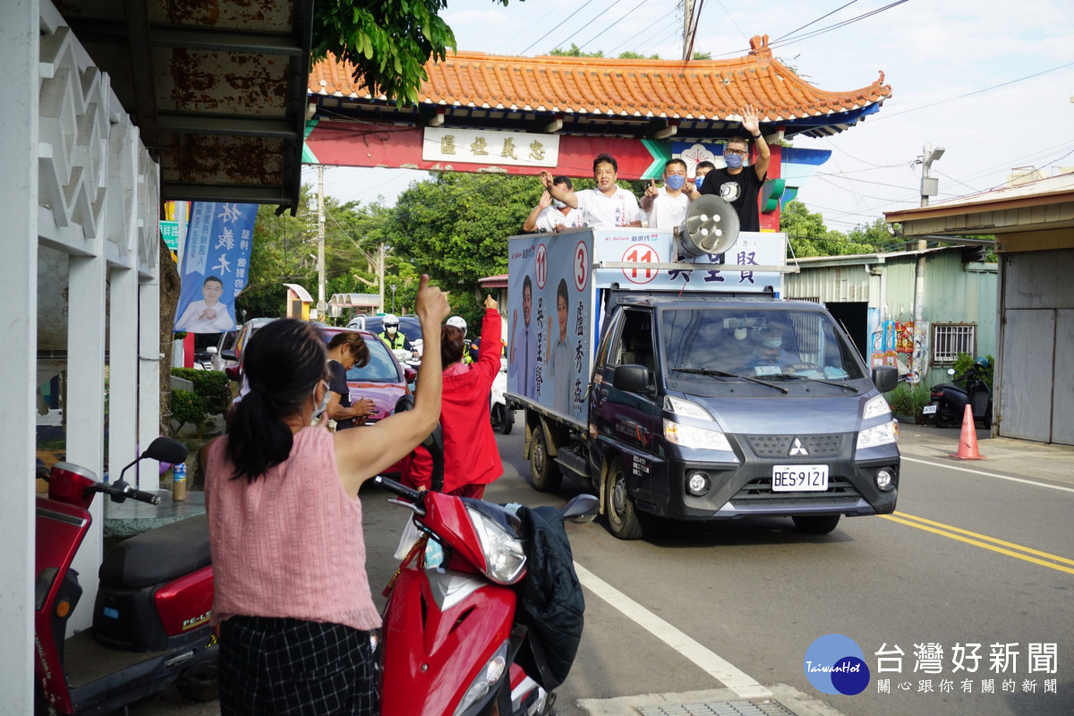 連勝文陪同台中市第五選區市議員候選人吳呈賢車隊掃街拜票，沿途受到民眾熱烈歡迎。