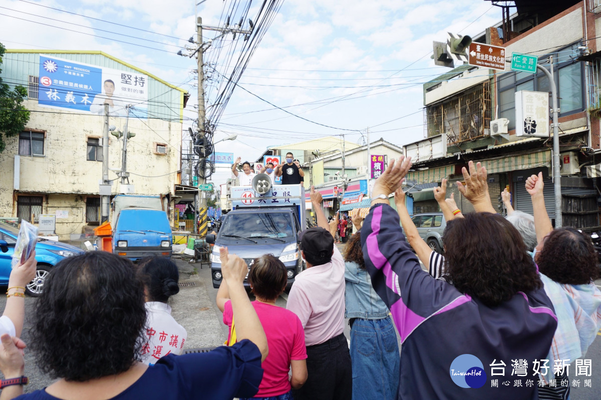 連勝文陪同台中市第五選區市議員候選人吳呈賢車隊掃街拜票，沿途受到民眾熱烈歡迎。