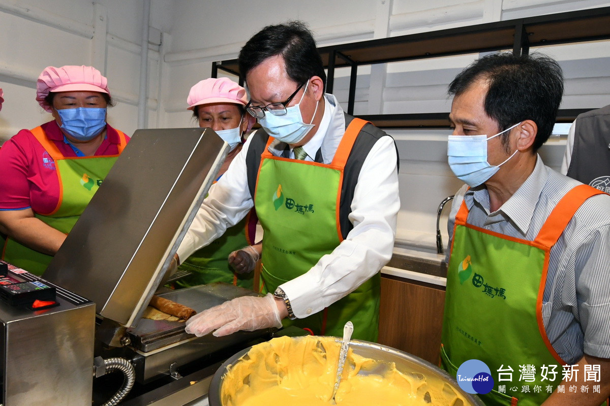 桃園市長鄭文燦親自嘗試製作手工小松菜蛋捲。