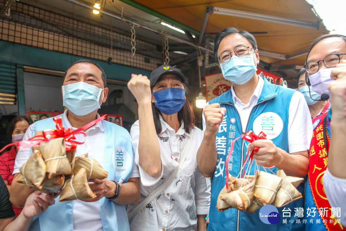 國民黨桃園市長候選人張善政與新北市長侯友宜合體，於龜山市場進行「桃園善好逗陣行」掃街拜票。