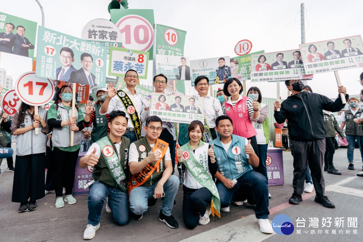 民進黨桃園市長候選人鄭運鵬與新北市長候選人林佳龍合體，於桃園、新北交界處站路口向市民朋友拜票。