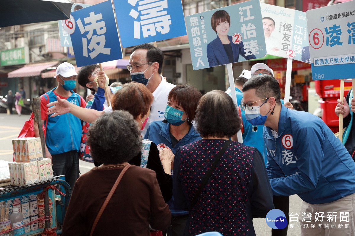 拉抬黨內優秀青年人才，國民黨主席朱立倫陪同新北市議員江怡臻、桃園市議員候選人掃街拜票。