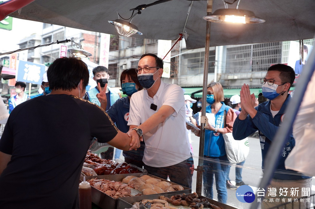 拉抬黨內優秀青年人才，國民黨主席朱立倫陪同新北市議員江怡臻、桃園市議員候選人掃街拜票。