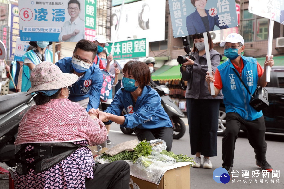 拉抬黨內優秀青年人才，國民黨主席朱立倫陪同新北市議員江怡臻、桃園市議員候選人掃街拜票。