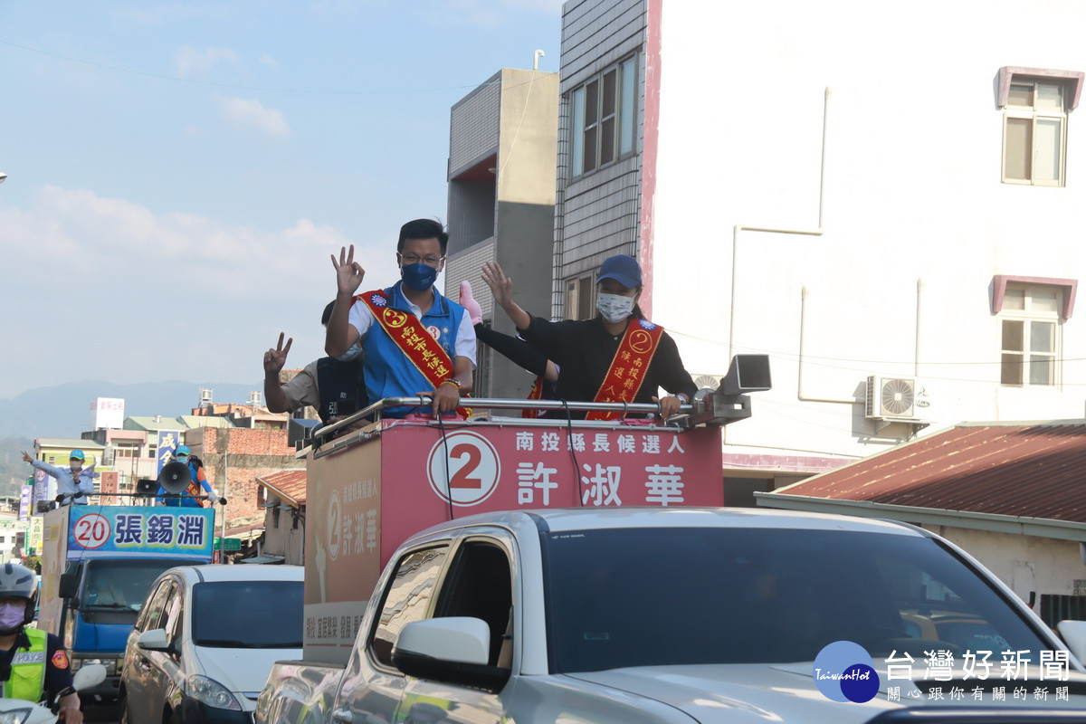 許淑華與張嘉哲展開南投市區掃街拜票。（記者扶小萍攝）