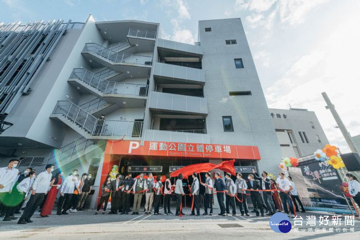 市長、蔡總統及與會來賓共同為龍潭運動公園立體停車場揭牌。