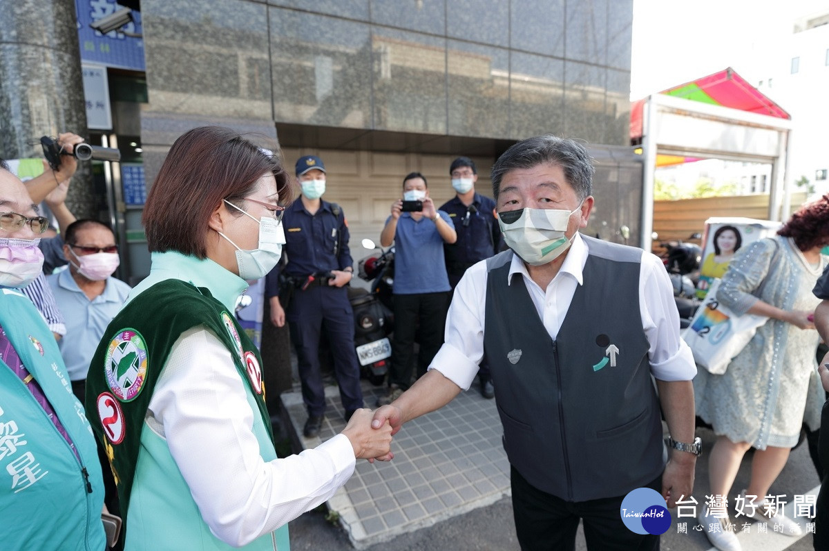 陳時中陪黃秀芳車掃　員林街頭沸騰起來