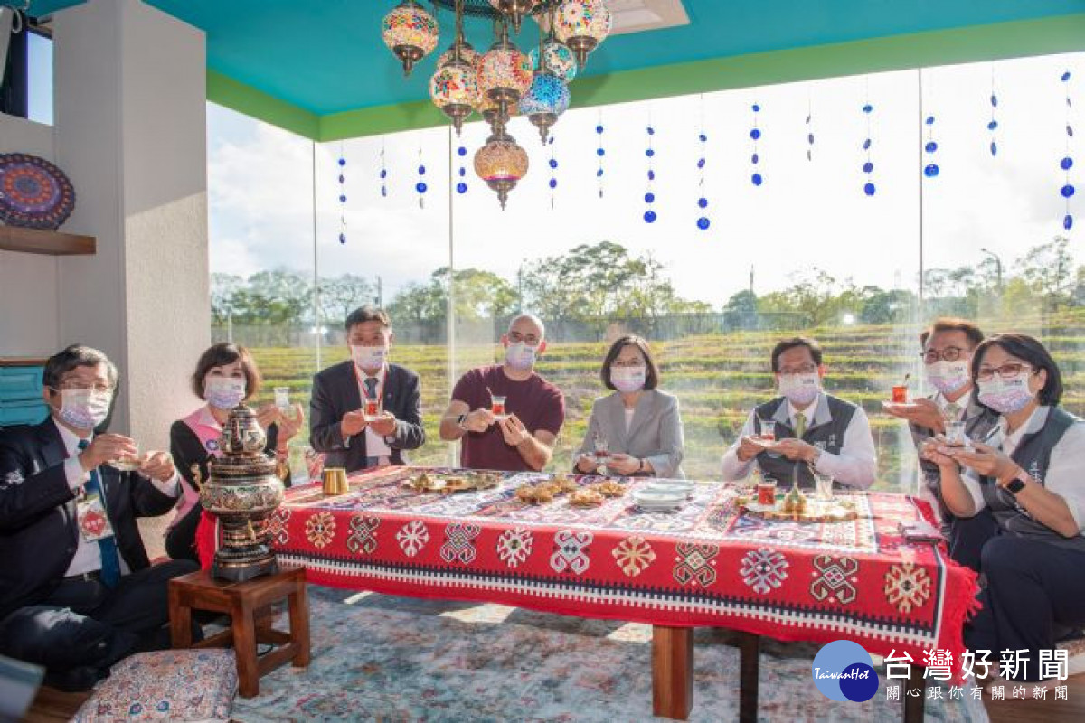  蔡總統與鄭市長及知名主持人吳鳳等人一起以茶會友，舉杯留下茶湯回憶。