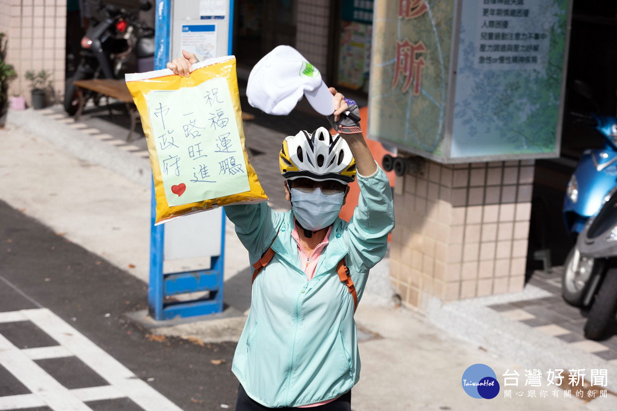民進黨桃園市長候選人鄭運鵬車掃拜票途中，民眾預祝高票當選。