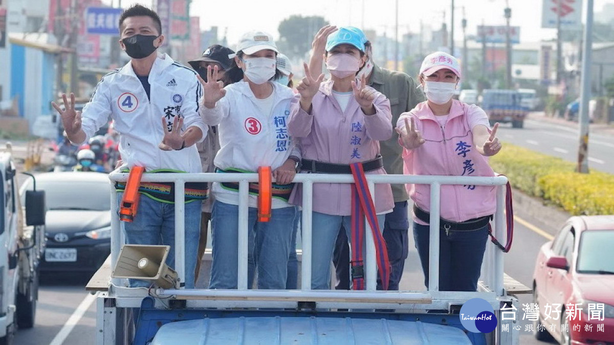 ▲柯志恩陪同市議員參選人展開「繞著高雄跑」車隊掃街行程。