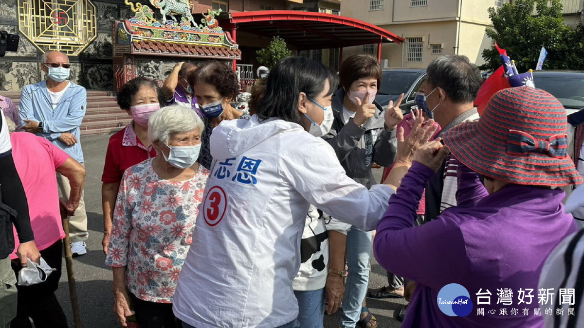 ▲柯志恩大岡山掃街「主持人」上身，沿途街講向民眾介紹高雄的美。