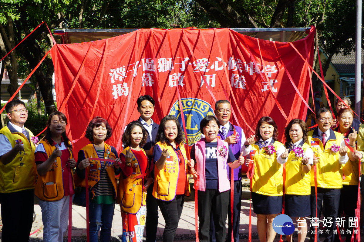 立委楊瓊瓔、市議員賴朝國牽線國際獅子會300-C2區第五專區捐建3座愛心候車亭。