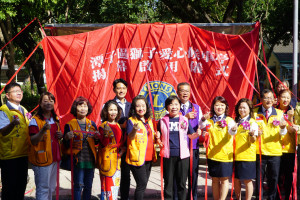 立委楊瓊瓔、市議員賴朝國牽線國際獅子會300-C2區第五專區捐建3座愛心候車亭。