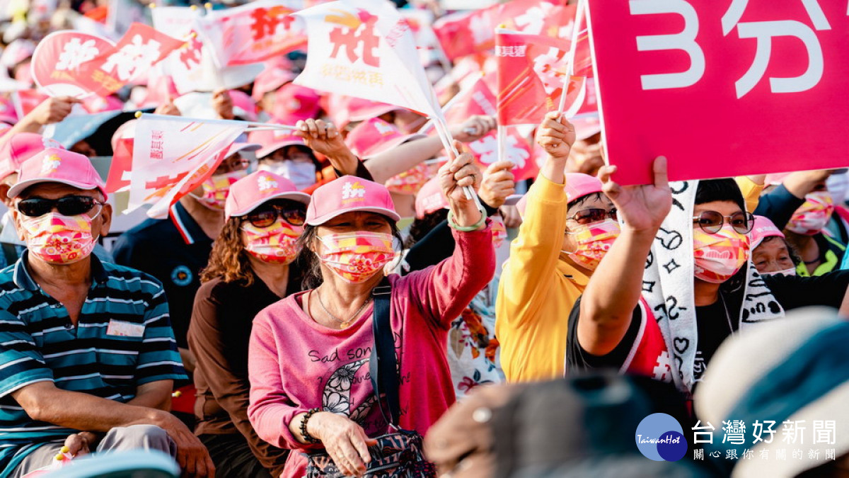 ▲熱情支持民眾揮旗加油聲不斷。（圖／記者 許高祥 翻攝）