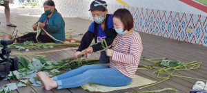 民眾體驗剝麻取纖的傳統技術。