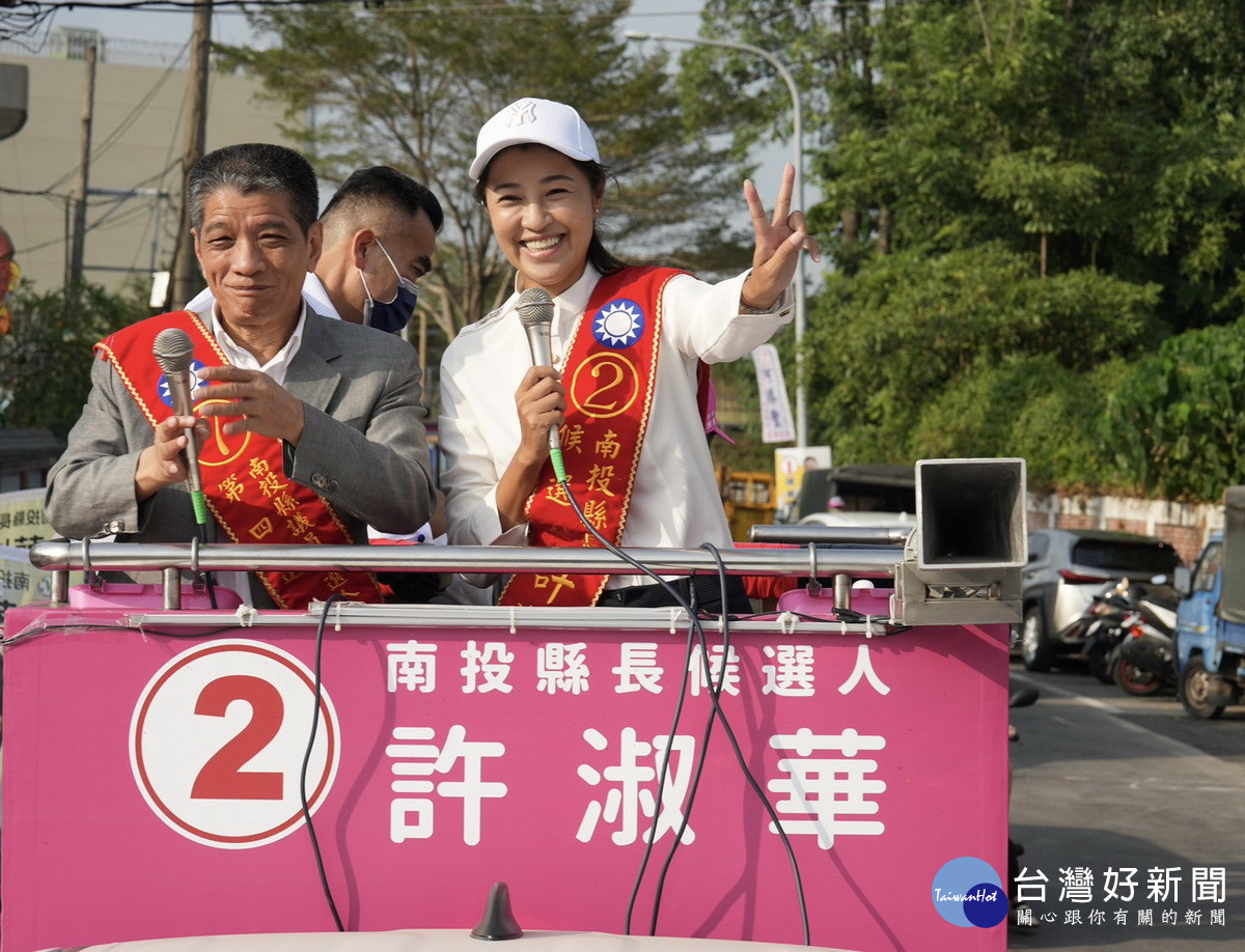 何議長與許立委同車拜票。（許淑華競總提供）