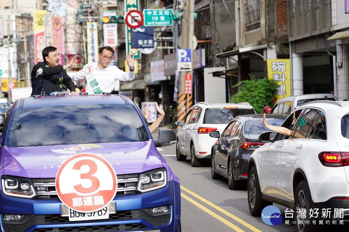 民進黨桃園市長候選人鄭運鵬在立委余天陪同中於桃園區車掃拜票。